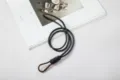 Cordón de paracord gris oscuro tejido a mano con un mosquetón de metal marrón - Gris