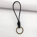 Portachiavi artigianale in pelle bovina nera con anello in bronzo stile vintage - Nero