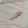 Vue détaillée de la pince à cheveux rose à pois avec une finition en tissu nervuré - Barrette Ovale à Pois / Rose
