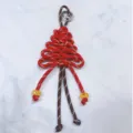 Portachiavi a forma di albero di Natale intrecciato a mano rosso e marrone con gancio. - Stile Albero di Natale (Christmas Tree) / Marrone + Rosso