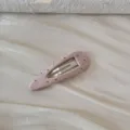 Gros plan macro d'une barrette à pois roses montrant le détail de la texture du tissu côtelé - Barrette Goutte d'Eau Ajourée / Rose