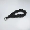 Correa de muñeca trenzada negra hecha a mano con anillo de metal plateado para móvil y llaves - Negro