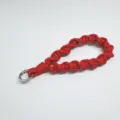 Correa de muñeca roja tejida a mano para teléfonos móviles y llaves con aro plateado - Rojo