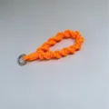 Correa de muñeca de paracord trenzada a mano naranja con un anillo de metal plateado - Naranja