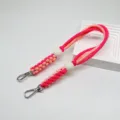 Handgewebtes pinkes und korallenfarbenes Armband für Handy oder Tasche mit Perlen - Rosa Und Rosarot