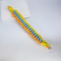 Handgeflochtene kurze Paracord-Handschlaufe mit lebhaftem orange-blauem Farblock-Design - Mit Dichtung / Orange Gelb Blau