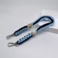 Handgefertigte blau-schwarze geflochtene Paracord-Handschlaufe mit Perlen und Verschluss - Königsblau und Blau