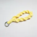 Cordón de muñeca trenzado a mano para teléfono en amarillo claro con aro metálico - Amarillo