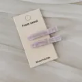 Gros plan sur deux barrettes à cheveux roses à motifs sur un support en carton - Paire Carrée à Damiers Roses / 2 Pièces/Ensemble