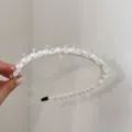 Close-up van een elegante haarband in Franse stijl met witte parels en kristallen - Parel en Strass Stijl