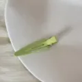 Vue rapprochée d'une pince à cheveux triangle vert pâle avec texte France Handmade - Clip Triangulaire Sans Trace (FJ83071) / Vert