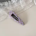 Gros plan détaillé d'une pince à cheveux en tissu à carreaux violets sur de la dentelle - Checkered Hollow Teardrop Clip