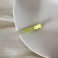 Détail d'une pince à cheveux triangulaire vert citron avec texte France Handmade - Clip Triangulaire Sans Trace (FJ83071) / Vert Translucide