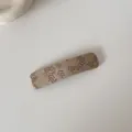 Détail d'une pince à cheveux en tissu beige avec un motif de feuilles violettes - Pince carrée / Café Floral