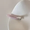 Gros plan d'une pince à cheveux en acétate rose avec texte FRANCE Handmade sur plat blanc - Rose