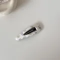 Détail d'une pince à cheveux BB en tissu fleuri doux pour femmes et filles - Clip Goutte d'Eau Ajouré / Beige Floral