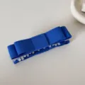 Détail de la barrette banane à nœud en tissu bleu élégante pour des coiffures variées. - Pince banane à nœud / Bleu saphir