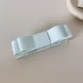 Détail d'une pince banane à nœud en tissu bleu clair pour coiffures queue de cheval chic - Pince banane à nœud / Bleu lac