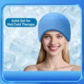 Blauwe gel migraine verlichting kap voor warm en koud therapie gedragen door model - Blauw