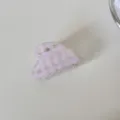Detalle de pinza para el pelo con forma de corazón a cuadros rosas y acabado brillante. - Cuadros Rosas-Pinza Corazón
