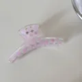 Detalle de una pinza para el cabello de cuadros rosa transparente con acabado brillante. - Cuadros Rosas-Pinza en Arco
