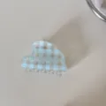 Detalle de una pinza para el cabello translúcida en forma de corazón con cuadros - 蓝色格纹-爱心抓夹