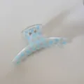 Primer plano de una elegante pinza para el cabello de acrílico transparente a cuadros azules - 蓝色格纹-衣架抓夹