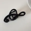 Vista detallada de una pinza para el cabello de clave de sol negra mate para peinados elegantes - Música / Negro Mate