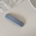 Vue détaillée montrant la texture élégante du tissu en sergé de cette pince à cheveux - Pince carrée / Bleu