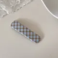 Gros plan d'une barrette BB rectangulaire à motif vichy bleu et marron style vintage - Pince carrée / Carreaux Bleus