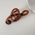 Elegante pinza para el cabello con forma de nota musical y patrón de carey para mujer - Música / Café Rojo Mate