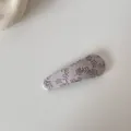 Détail d'une pince à cheveux BB en tissu fleuri avec d'élégants motifs de feuilles violettes - Barrette Goutte d'Eau / Rose Racine de Lotus Floral