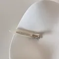 Détail d'une pince à cheveux minimaliste en acétate blanc avec lettrage FRANCE Handmade - Blanc Lait