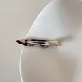 Détail de la barrette en acétate écaille avec gravure FRANCE Handmade sur assiette blanche. - Écaille Claire