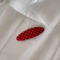 Barrette à cheveux rouge à pois blancs sur fond élégant en tissu de soie blanc - Pince Ovale / Rouge