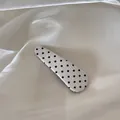 Pince à cheveux triangulaire élégante à pois blancs et noirs avec texture en maille - Barrette Goutte d'Eau / Beige