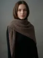 Nahaufnahme eines hochwertigen braun gestreiften Dreieckstuchs aus 100 % Wolle am Modell. - 166cm / Braune Streifen
