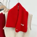 Gedetailleerde weergave van een rode gebreide wollen sjaal met elegante schelpknoop - 165cm / Sfeervol Rood