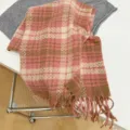 Detailansicht eines rosa-braun karierten Winterschals mit Fransen im Vintage-Stil - 180cm / Rosenrosa