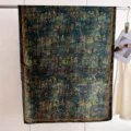 Gedetailleerd beeld van de blauwgroene zijden sjaal met goudkleurig oud schrift - 180cm / Orakel Schrift Groenblauw