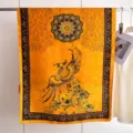 Detailweergave van een luxe etnische gele zijden sjaal met feniks- en mandala-patronen - 180cm / Feniks en Bloemen