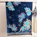 Detailweergave van een blauwe zijden sjaal in Chinese stijl met bloemen- en drakenpatronen. - 180cm / Blauwe Enchantress