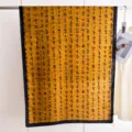 Detail van zijden sjaal met drakenschubbenpatroon en antieke kalligrafie - 180cm / Orakel Schrift Goudgeel