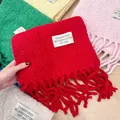 Primer plano de bufandas de punto bouclé de colores con flecos y parche de marca - 222cm / Rojo