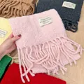 Detalle de bufanda de lana bouclé rosa suave con borlas largas y etiqueta de marca bordada. - 222cm / Rosa