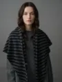 Modell mit einem 100% Wollschal mit schwarz-grauen Streifen für den Winter-Look - 166cm / Schwarzgrau Gestreift