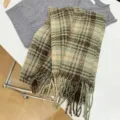 Detailaufnahme eines Retro-Schals mit grün-braunem Karomuster und langen Fransen - 180cm / Frisches Grün