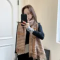 Dettaglio di sciarpa in finto cashmere con motivo pied-de-poule, camelie e frange - 180x65cm / Cachi