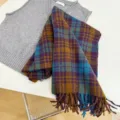 Nahaufnahme eines Vintage-Karoschals mit stilvollen Fransen in Lila und Blaugrün. - 180cm / Thailändisches Blau Karo