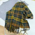 Detailansicht eines vintage gelb und dunkelblau karierten Strickschals mit Fransen - 180cm / Senf-Kaffee